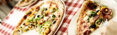 Lezzetli karışık İtalyan pizzası.