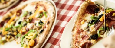 Lezzetli karışık İtalyan pizzası.