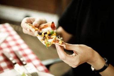 Lezzetli karışık İtalyan pizzası.