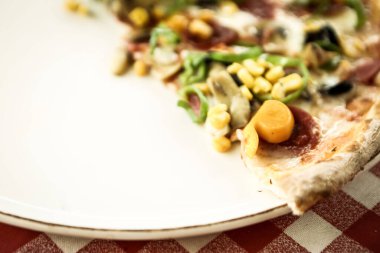 Lezzetli karışık İtalyan pizzası.
