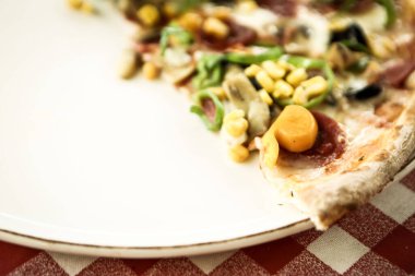 Lezzetli karışık İtalyan pizzası.