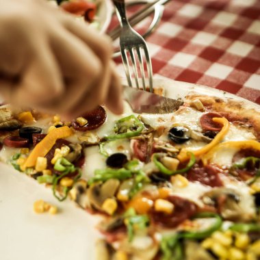 Lezzetli karışık İtalyan pizzası.