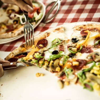 Lezzetli karışık İtalyan pizzası.