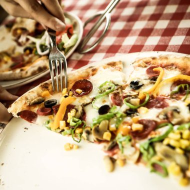 Lezzetli karışık İtalyan pizzası.