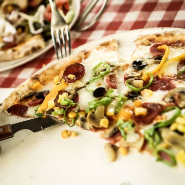 Lezzetli karışık İtalyan pizzası.