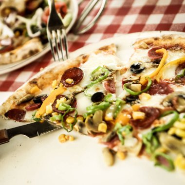 Lezzetli karışık İtalyan pizzası.