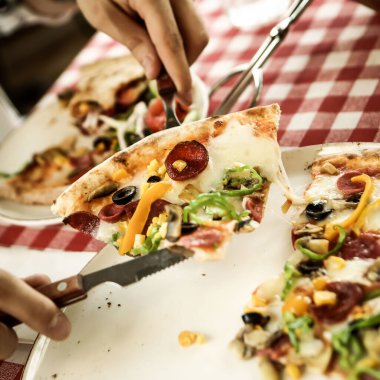 Lezzetli karışık İtalyan pizzası.