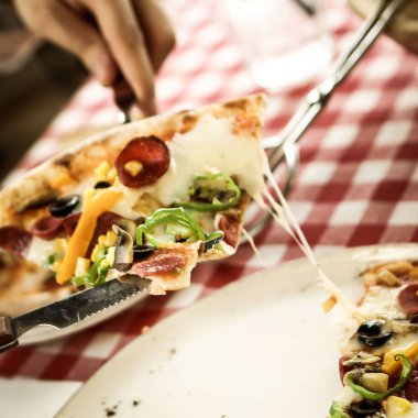 Lezzetli karışık İtalyan pizzası.