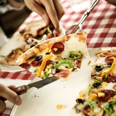 Lezzetli karışık İtalyan pizzası.