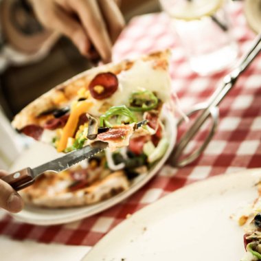 Lezzetli karışık İtalyan pizzası.