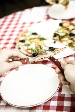 Lezzetli karışık İtalyan pizzası.