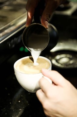 Kahve odasında kahve hazırlayan barista.