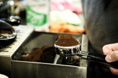 Kahve odasında kahve hazırlayan barista.