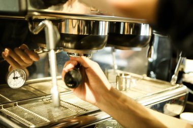 Kahve odasında kahve hazırlayan barista.