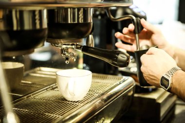 Kahve odasında kahve hazırlayan barista.