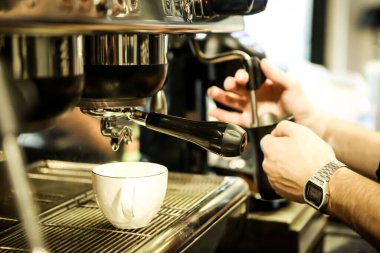 Kahve odasında kahve hazırlayan barista.
