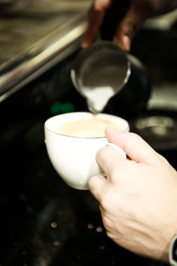 Kahve odasında kahve hazırlayan barista.