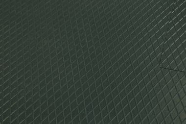 Siyah metal desenli çelik arka plan. Delinmiş metal levha.