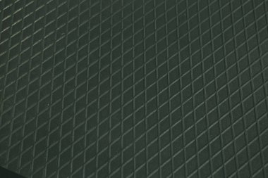 Siyah metal desenli çelik arka plan. Delinmiş metal levha.