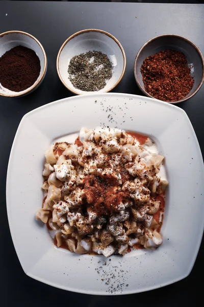 Türk mantı manlama plaka üzerinde