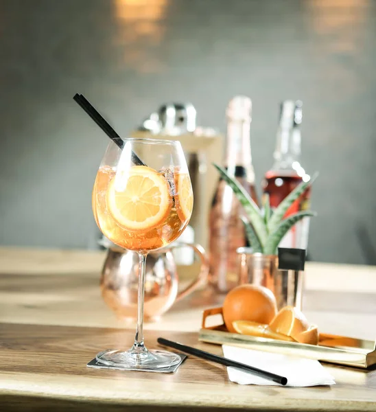 Lokantadaki masada alkol kokteyli.