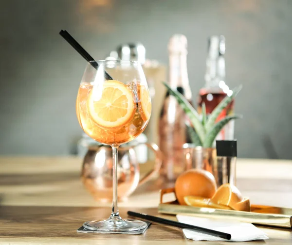 Lokantadaki masada alkol kokteyli.