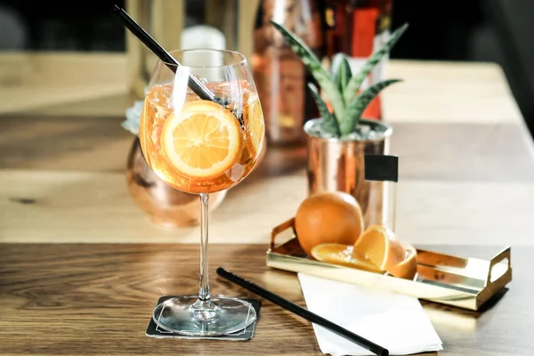 Lokantadaki masada alkol kokteyli.