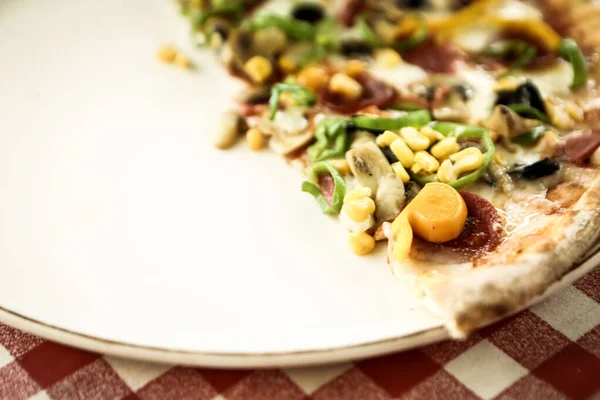 Lezzetli karışık İtalyan pizzası.