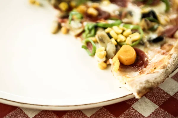 Lezzetli karışık İtalyan pizzası.