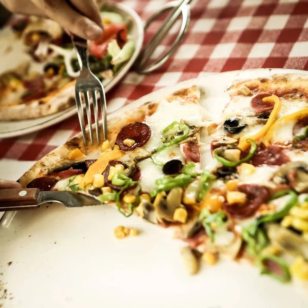 Lezzetli karışık İtalyan pizzası.