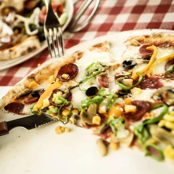 Lezzetli karışık İtalyan pizzası.