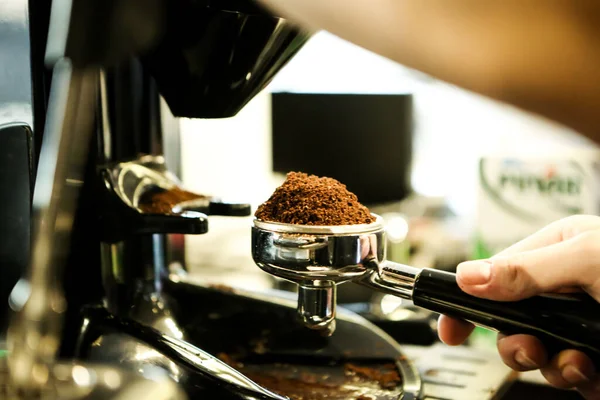 Kahve odasında kahve hazırlayan barista.