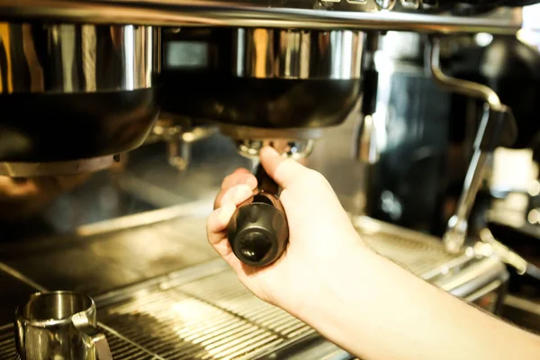 Kahve odasında kahve hazırlayan barista.