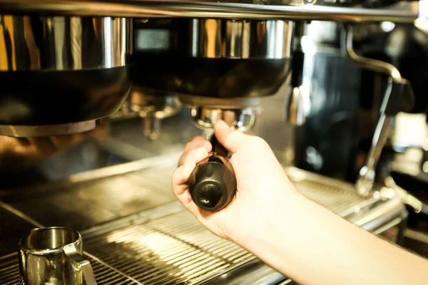 Kahve odasında kahve hazırlayan barista.