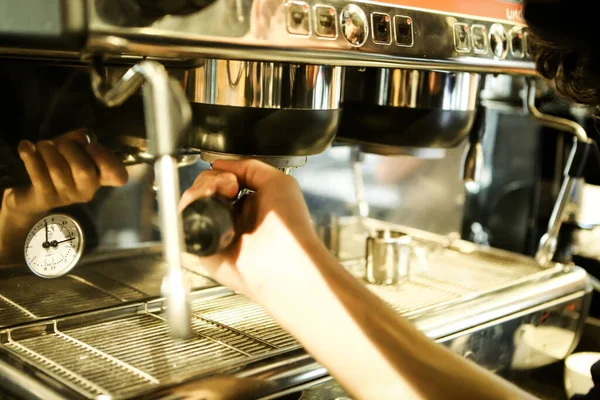 Kahve odasında kahve hazırlayan barista.