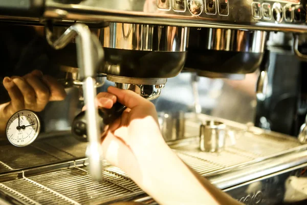 Kahve odasında kahve hazırlayan barista.