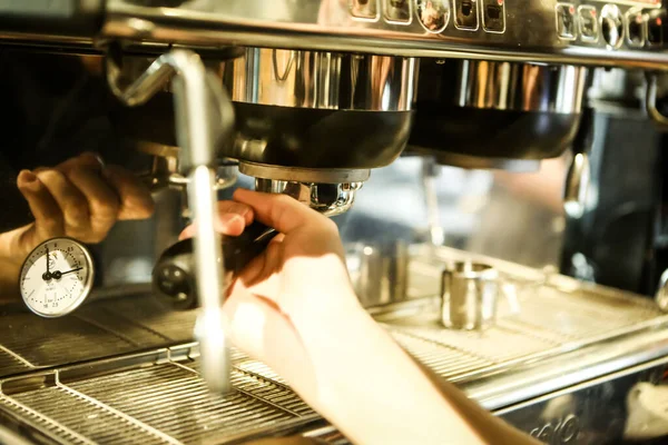 Kahve odasında kahve hazırlayan barista.