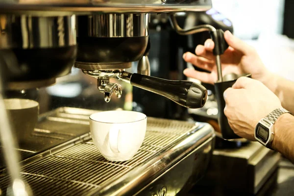Kahve odasında kahve hazırlayan barista.