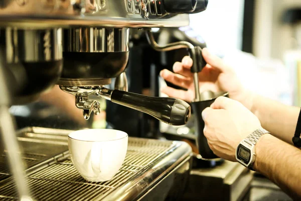Kahve odasında kahve hazırlayan barista.