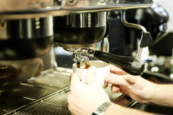 Kahve odasında kahve hazırlayan barista.