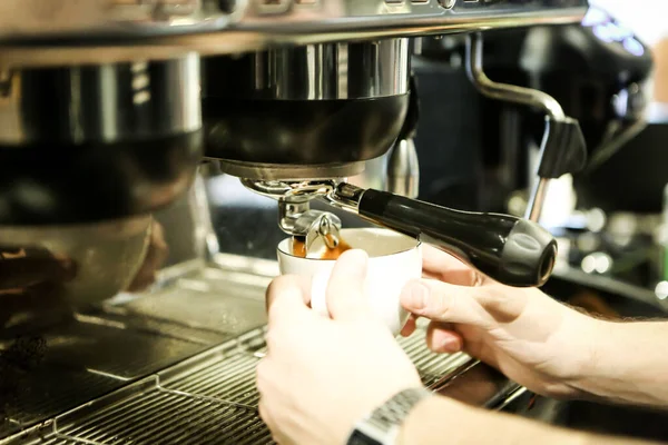Kahve odasında kahve hazırlayan barista.