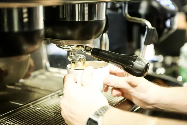 Kahve odasında kahve hazırlayan barista.