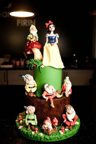 Masada lezzetli bir pasta var.