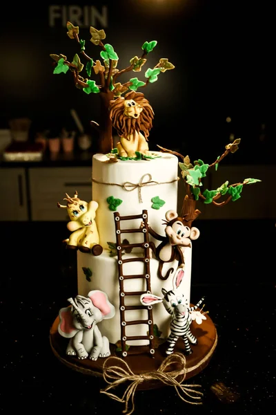 Masada lezzetli bir pasta var.