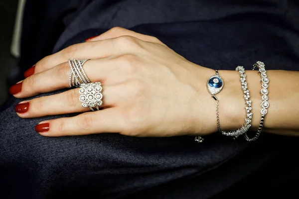 ダイヤモンドジュエリーの贅沢とファッションジュエリー — ストック写真