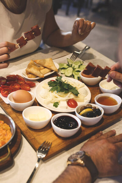 Богатый и вкусный турецкий завтрак
