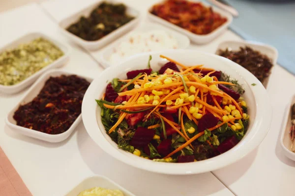 Geleneksel Türk ve Yunan yemek meze masası