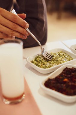 Geleneksel Türk ve Yunan yemek meze masası