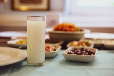 Geleneksel Türk ve Yunan yemek meze masası