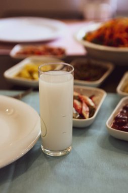 Geleneksel Türk ve Yunan yemek meze masası